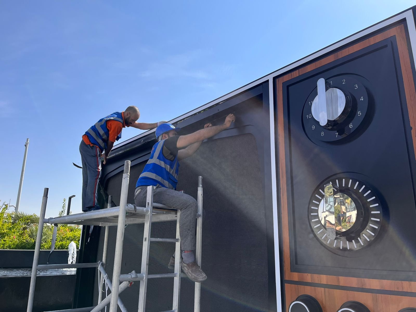 CRT television totem at MDL Beast